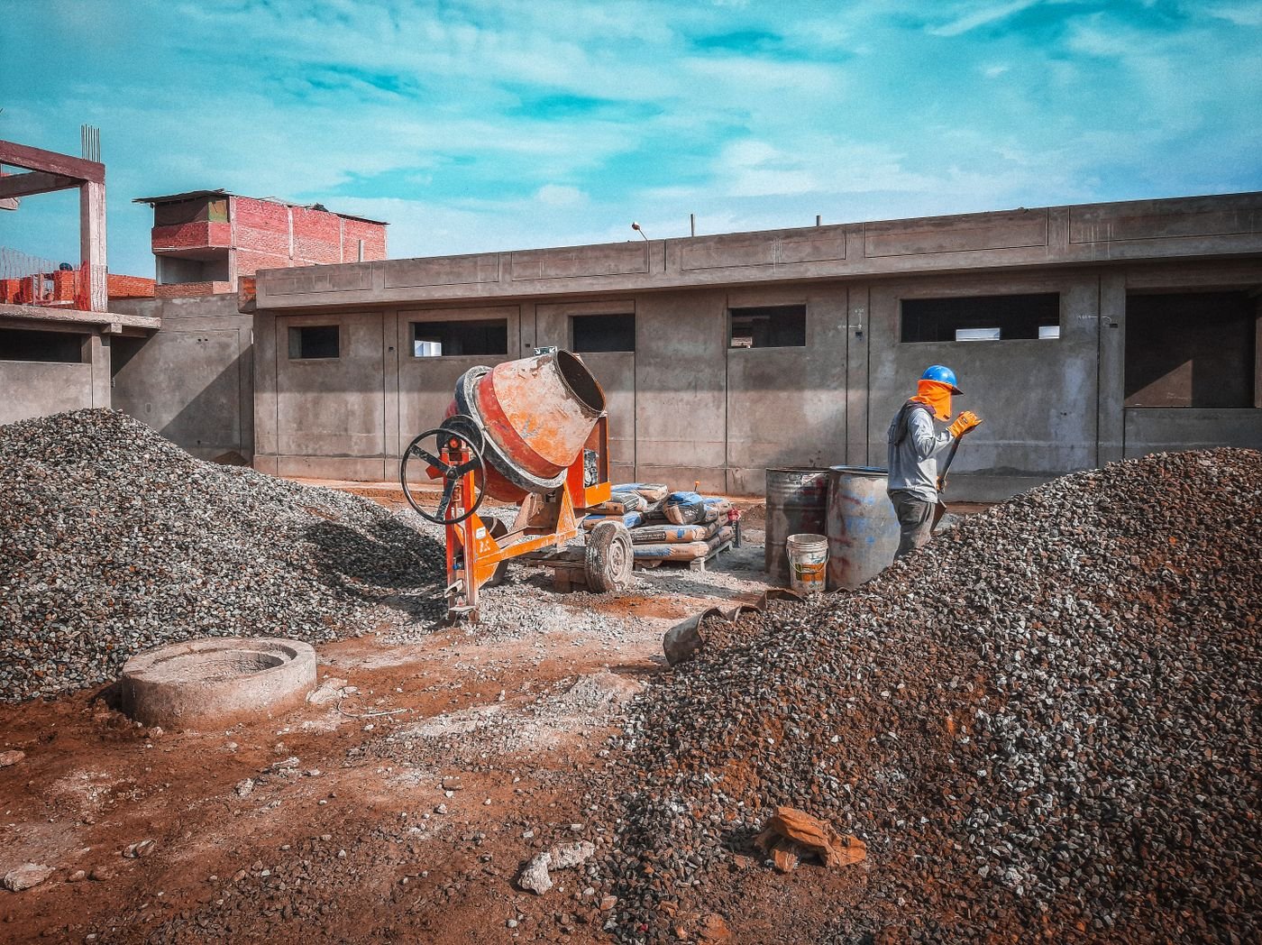 Hormigonera portátil en una obra de construcción